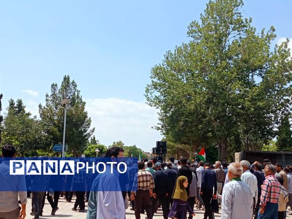 نماز جمعه ای با رنگ خون شهید در کاشمر