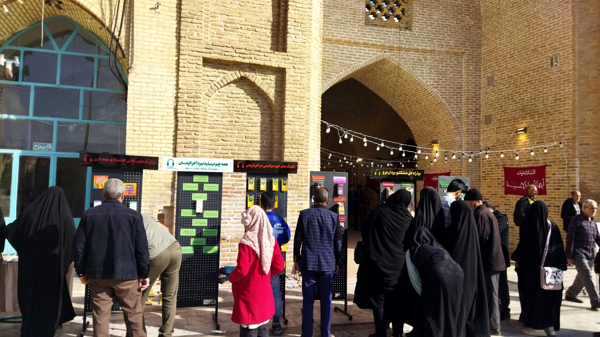 گذری بر غرفه موسسه منتظران ظهور  در نماز جمعه این هفته نیشابور 