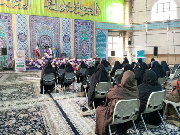 دکلمه‌خوانی دانش‌آموزان در مقابل مادران شهرستان قدس به‌مناسبت روز مادر