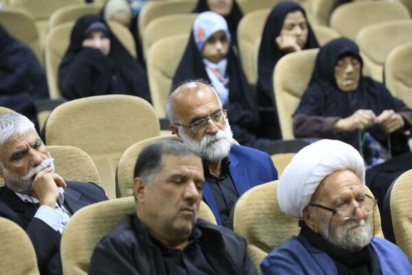 جلسه گرامیداشت و تجلیل از پدران و مادران شهدا 