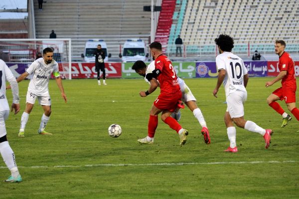 بازی تراکتور و ملوان در تبریز