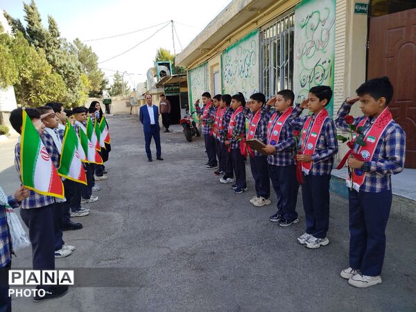 تجلیل دانش آموزان از حافظان امنیت  در نیشابور