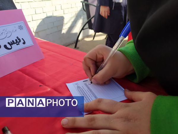 انتخابات شورای دانش آموزی در دبیرستان دخترانه امید 