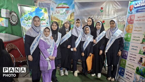 برپایی غرفه سلامت، در راهپیمایی شبانه مردم نظرآباد