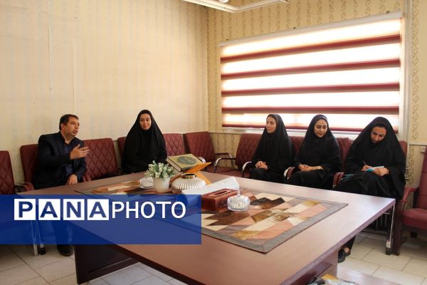 هنرستانی‌ها در نقش تولید کننده، دوخت لباس فرم دانش‌آموزان به دست هنرستانی‌های قدس