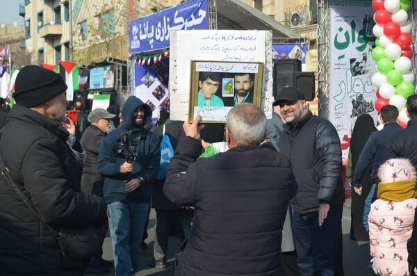 حال و هوای غرفه‌های سازمان دانش‌آموزی و خبرگزاری پانا در راهپیمایی ۲۲ بهمن