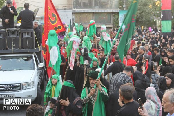 ورامین بار دیگر در سوگ اسارت؛ کاروان نمادین کربلا در خیابان‌های ورامین به حرکت درآمد