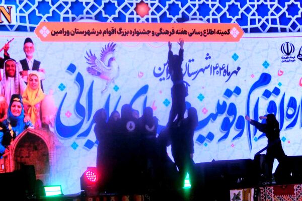نمایش وحدت اقوام ایرانی در روز دوم جشنواره ملی ورامین