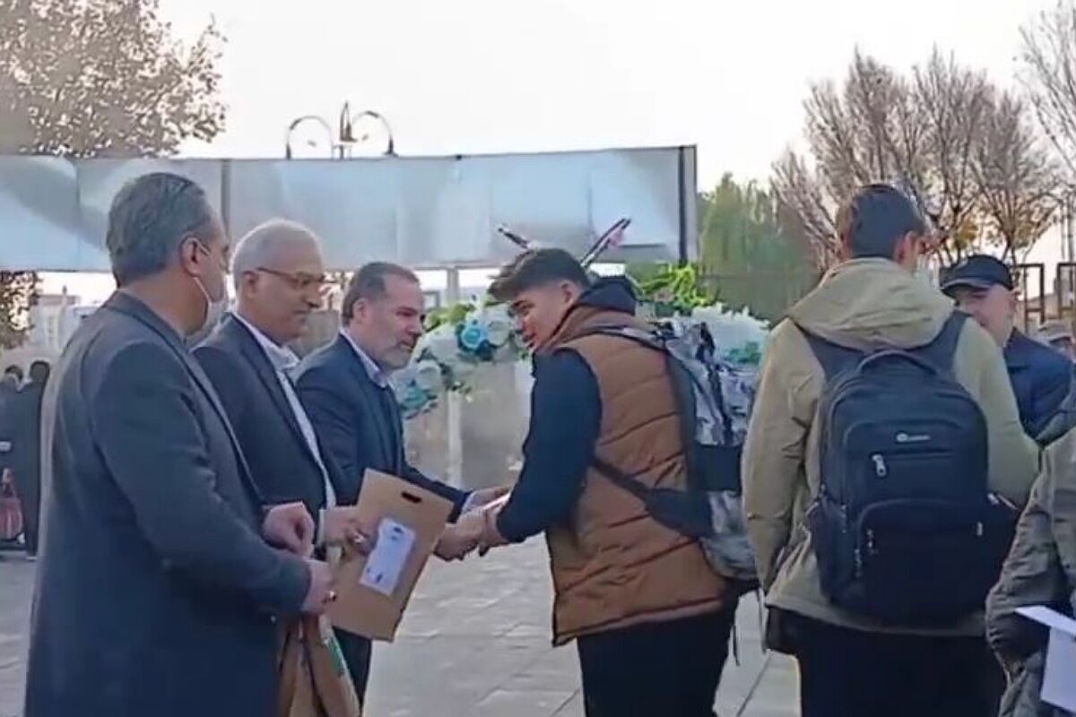 مراسم بدرقه دانش آموزان پسر ناحیه یک و دو شهرری در اردوی راهیان نور 