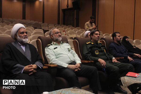 رونمایی از نخستین جلد دانشنامه دفاع مقدس استان قم