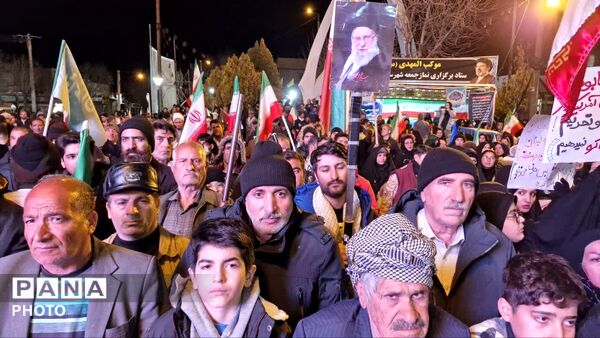 مردم دلفان در شب چهلم مراسم شهید آیت‌الله سید علی خامنه‌ای گردهم آمدند