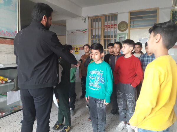 برگزاری جلسات تمرین سرود همگانی به‌مناسبت عید مبعث در آموزشگاه شهید پسندیده فدافن