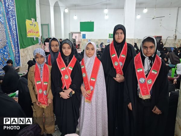 کوله پشتی‌های صورتی رنگ در راهپیمائی روز قدس تفت 