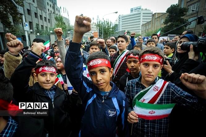 ۱۳ آبان روزی است که دانش‌آموزان سیلی استکبارستیزی را تکرار می‌کنند