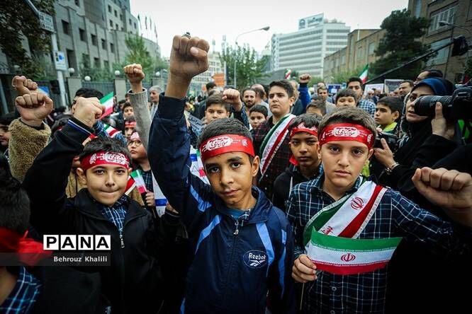 ۱۳ آبان روزی است که دانش‌آموزان سیلی استکبارستیزی را تکرار می‌کنند