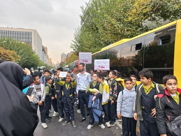 حضور مدیر آموزش و پرورش منطقه ۱۳ در راهپیمایی روز دانش‌آموز 