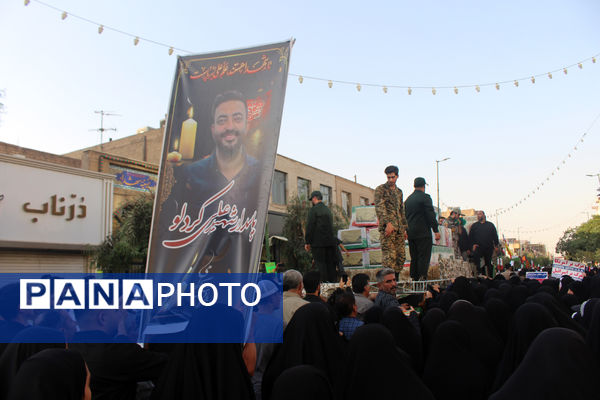 جلوه‌های حماسی از حضور نوجوانان قمی در مراسم تشییع شهدا 