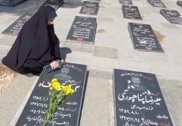 غبارروبی مزار مطهر شهدا توسط دانش‌آموزان دبیرستان شاهد زمانی شهرضا