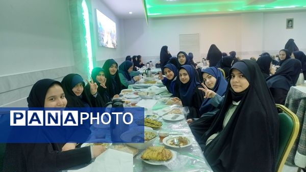 اردوی معنوی دانش آموزان دبیرستان شاهد تکتم در حرم مطهر رضوی
