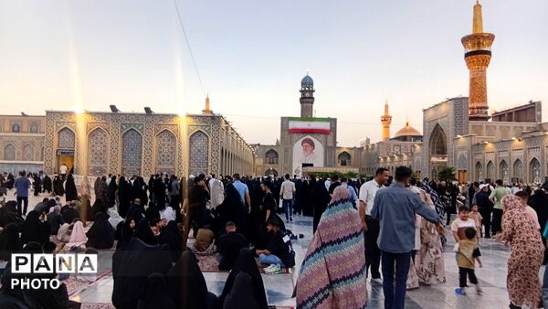 بیرق سیاه عزا در شب اول محرم بر گنبد ملکوتی امام هشتم برافراشته شد