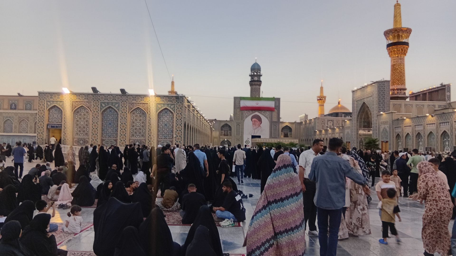 بیرق سیاه عزا در شب اول محرم بر گنبد ملکوتی امام هشتم برافراشته شد