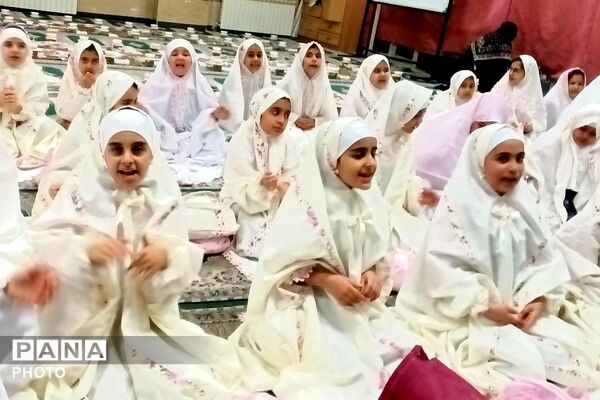 جشن روزه اولی‌ها در دبستان الهام حاجیان ناحیه دو شهرری 