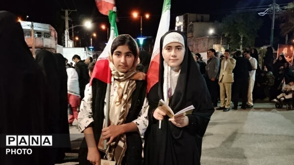 نماز استغاثه به امام زمان (عج) در شصت و دومین قرار عاشقانه، میدان امام خمینی(ره) شهرستان کوهدشت