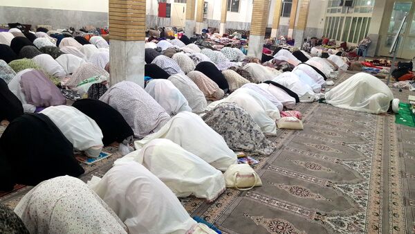 لحظات نورانی اعتکاف و نماز جماعت در مسجد امام حسن عسگری(ع)
