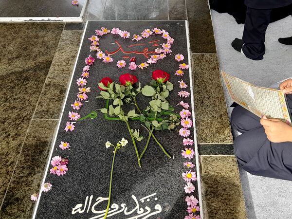ادای احترام به شهدا توسط دانش‌آموزان دبیرستان فرهنگ ۱۳