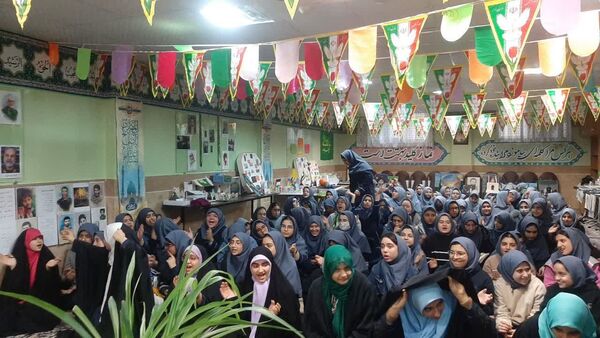 جشن با شکوه انقلاب در دبیرستان فدک منطقه ۱۲