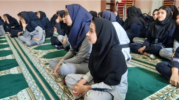 اولین جلسه حجاب و عفاف در دبیرستان فرهنگیان ناحیه۷ مشهد 
