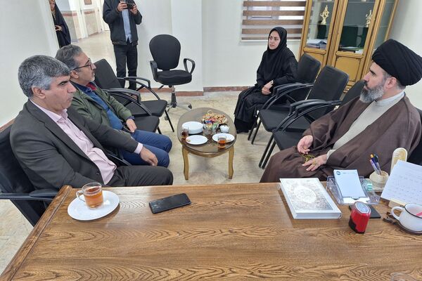 اقامه نماز جماعت در دبیرستان هجرانی پردیس به امامت امام جمعه شهرستان