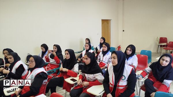 کارگاه آشنایی با گره در جمعیت هلال‌احمر شهرستان تویسرکان