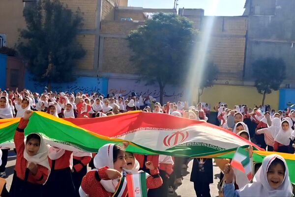 آیین گرامیداشت انقلاب اسلامی در مدارس رباط‌کریم