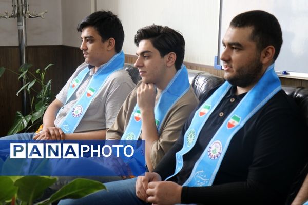 دیدار دانش‌آموزان پسر پیشتاز با مدیر سازمان دانش‌آموزی خراسان رضوی