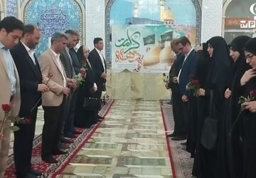 گلباران مزار شهدا به مناسبت هفته گرامیداشت مقام معلم در سمنان