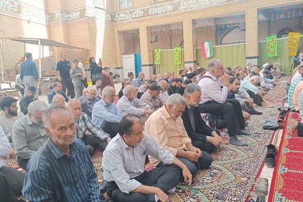 حضور پرشور دانش‌آموزان و فرهنگیان در نماز جمعه این هفته شهرستان ورامین