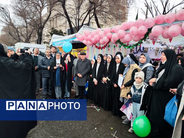 خلاقیت و نشاط دانش‌آموزی در غرفه‌های آموزش و پرورش در مسیر راهپیمایی ۲۲ بهمن