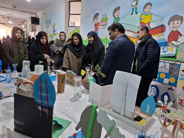 نمایشگاه دست سازه‌های دانش‌آموزان در دبستان هیأت امنایی ملاصدرا 