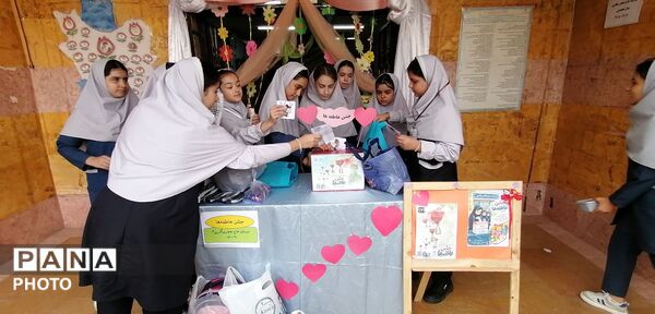 همدلی دانش‌آموزان مدرسه  حاج جعفر بیگلری در جشن عاطفه‌ها