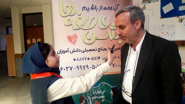 جشن عاطفه‌ها با تقسیم مهر و مهربانی در دبستان آرمینه مصلی نژاد 