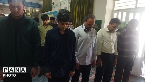 نماز جماعت در دبیرستان شاهد ابوذر غفاری نیشابور 