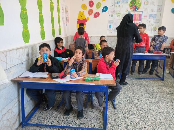 توزیع شیر گامی برای سلامت و نشاط دانش‌آموزان در دبستان شهید پسندیده فدافن 
