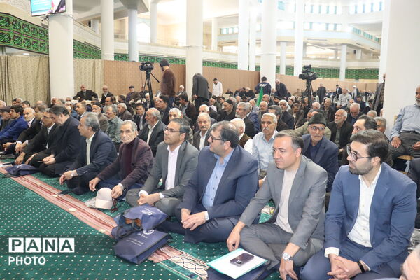 تجلیل از ایثارگران فرهنگی و پرسش و پاسخ در مصلی زنجان