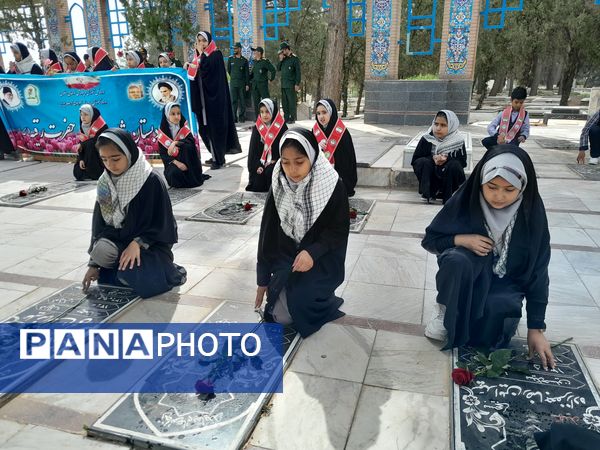 آیین نواختن زنگ سپاس معلم در دبیرستان دخترانه ارشاد تربت حیدریه 