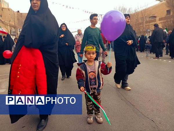 جلوه‌هایی از حضور پرشور دهه نودی‌ها در راهپیمایی ۲۲ بهمن در یزد