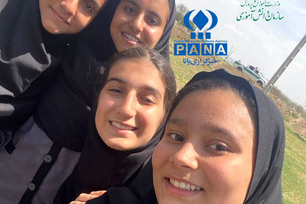 عکس یادگاری دانش‌آموزان کلاس ۸٫۱ دبیرستان نمونه خدیجه‌الکبری(س) قروه