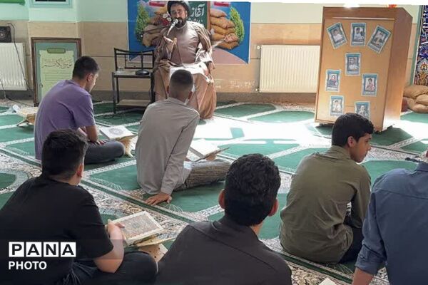 نماز جماعت در نخستین روزهای دبیرستان ابن‌سینا رودهن به امامت امام جمعه