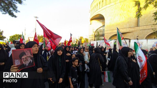 «باید برخاست» در اراک طنین‌انداز شد؛ پیام حماسه رهبر شهید به نسل نوجوان رسید