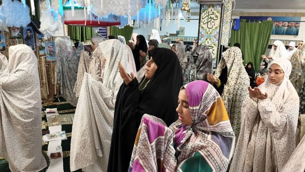 نوجوانان دختر در اعتکاف؛ لحظاتی سرشار از نماز و معنویت